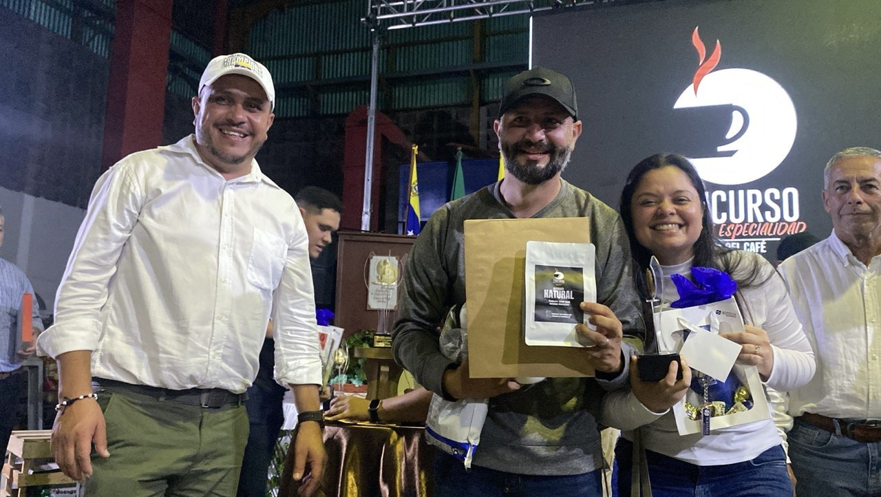 Diario Frontera, Frontera Digital,  Regionales, ,Los máximos honores correspondieron a la Finca La Neblina, cuyos caficultores se alzaron con el Primer Lugar en la Categoría Honey, de la mano de Giordana Zambrano, y el Segundo Lugar en la Categoría Natural, obtenido por el productor Samer Bou Handam,Con histórico triunfo, caficultores de Zea logran el primer y segundo lugar 
en dos categorías del Concurso de Especialidad "Tierra del Café"