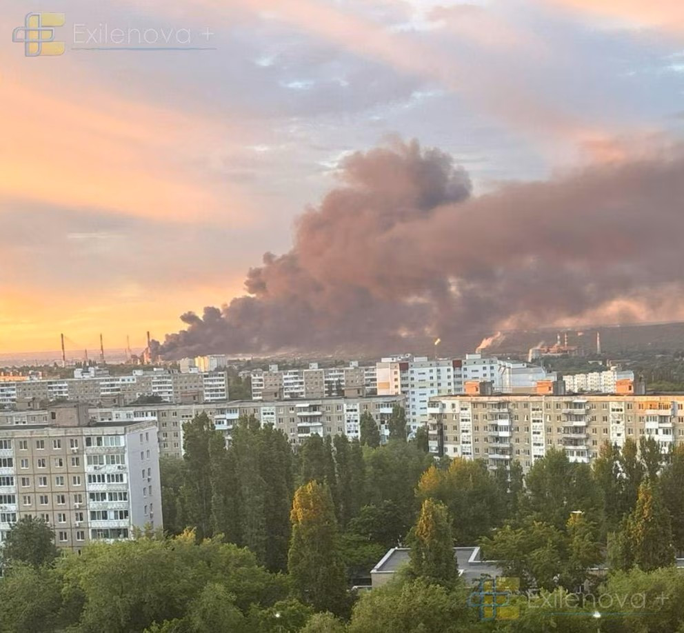 Diario Frontera, Frontera Digital,  Internacionales, ,Vista del incendio en la refinería de Saratov, una de las plantas petroleras más importantes de la región del Volga. El ataque ucraniano no dejó víctimas mortales, según las autoridades rusas. (RRSS),Ucrania atacó con drones la refinería de Saratov 
en uno de los golpes más profundos contra la industria petrolera rusa