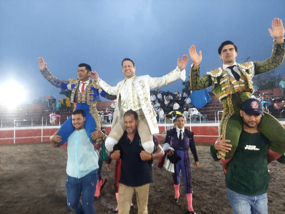 Diario Frontera, Frontera Digital,  Entretenimiento, ,.- La tarde nublada, fría y con lluvia al final del mismo este sabado, ha sido el marco para una entretenida función, en la primera de las tardes de toros de la LXVIII Feria de San Felipe,Triunfo de la terna en tarde entretenida y de buen toreo