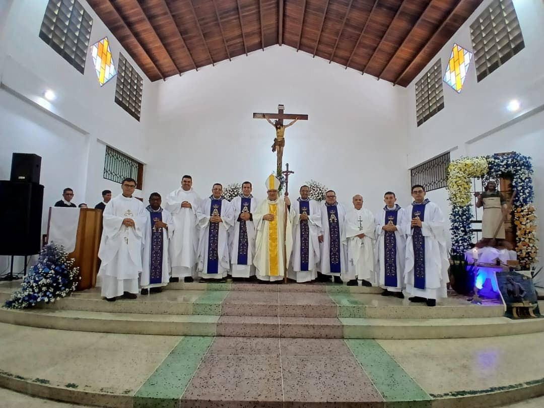 Diario Frontera, Frontera Digital,  Regionales, ,Al culminar la celebración, se realizó una procesión con la imagen del santo por los alrededores de la parroquia, como expresión pública de fe. El recorrido incluyó el paso frente al Instituto Autónomo Hospital Universitario de los Andes (IAHULA), donde se elevó una oración especial por los enfermos, el personal de salud y todos los que sufren,Con gozo y devoción, la parroquia celebró a su patrono, acogiendo su testimonio como guía para vivir el Evangelio en la vida cotidiana