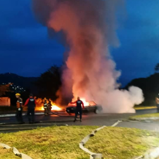 Diario Frontera, Frontera Digital,  Sucesos, ,Vehículo quedó reducido a cenizas tras incendiarse en la avenida Domingo Alberto Rangel en Tovar