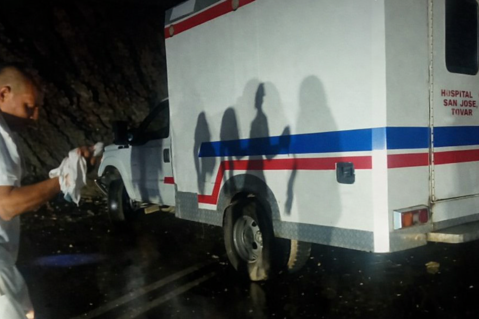 Diario Frontera, Frontera Digital,  Sucesos, ,Este accidente ocurrió en horas de la noche de este domingo, 7 de junio, en el sector Los Guaimaros de la carretera La Variant,Cinco heridos dejó colisión de ambulancia contra alud en La Variante