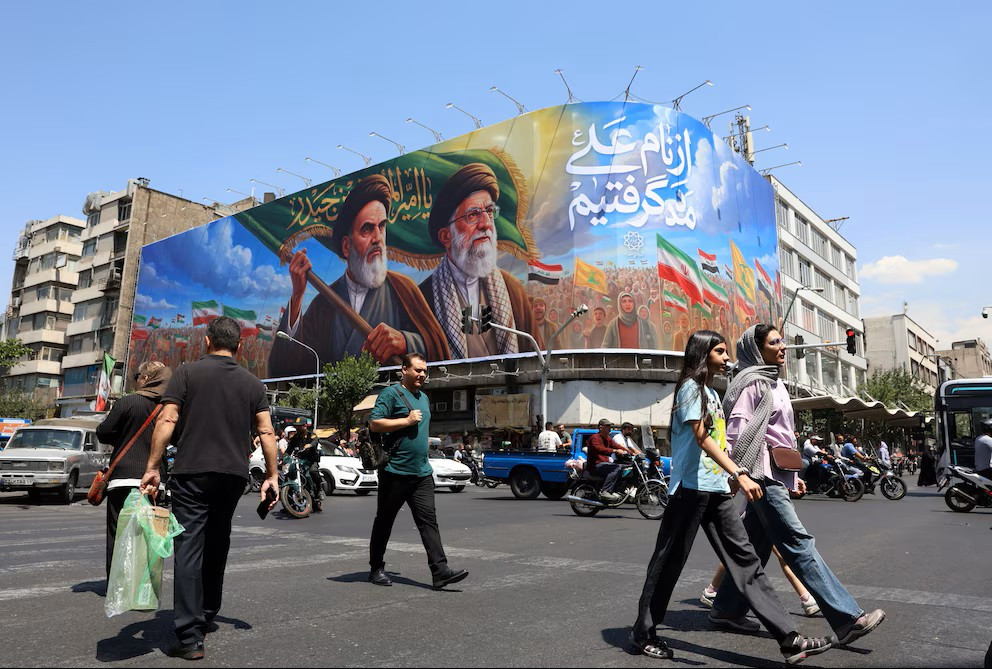 Diario Frontera, Frontera Digital,  Internacionales, ,Ciudadanos iraníes pasan junto a una gran valla publicitaria con la imagen del difunto líder supremo iraní, el ayatolá Ruhollah Khomeini, y del líder supremo, el ayatolá Ali Khamenei, en una calle de Teherán, Irán,El Memorándum de Islamabad contempla 14 puntos y fija 60 días 
para la negociación por el programa nuclear de Irán
