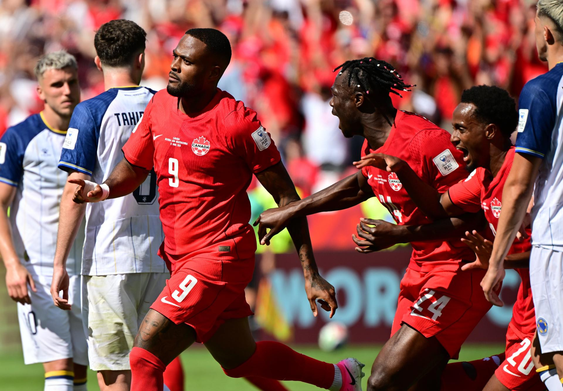 Diario Frontera, Frontera Digital,  Copa Mundial FIFA 2026, ,Cyle Larin celebra el histórico gol canadiense que le permitió igualar frente a los bosnios | Foto EFE / EDUARDO LIMA,Canadá suma su primer punto en mundiales tras empatar con Bosnia