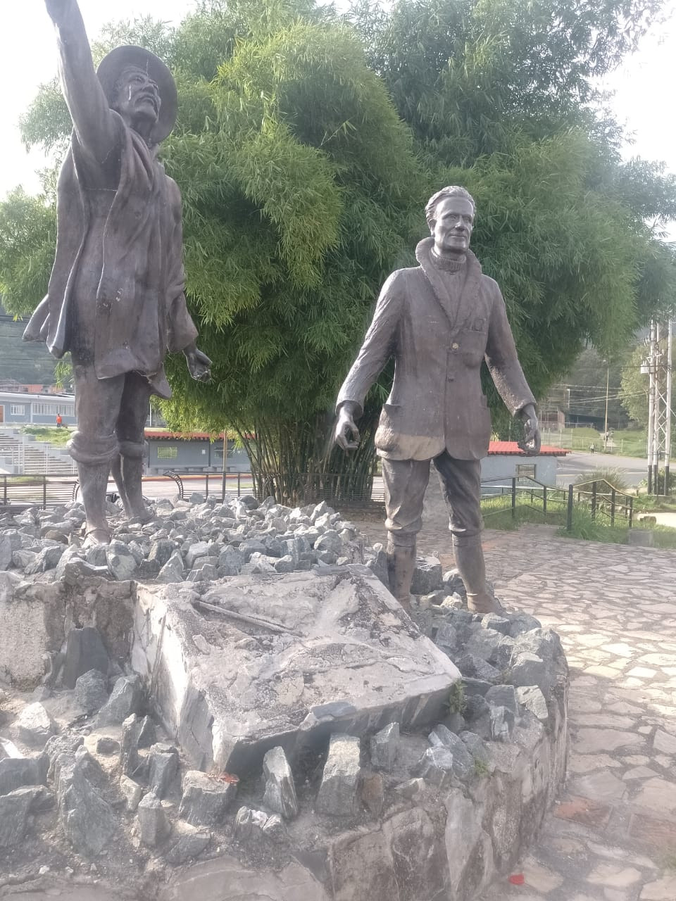 Diario Frontera, Frontera Digital,  Regionales, ,Hoy, el parque luce mutilado por el saqueo del bronce, con esculturas dañadas, placas conmemorativas arrancadas y áreas verdes invadidas por maleza,El Parque de los Conquistadores del Pico Bolívar se hunde en el abandono