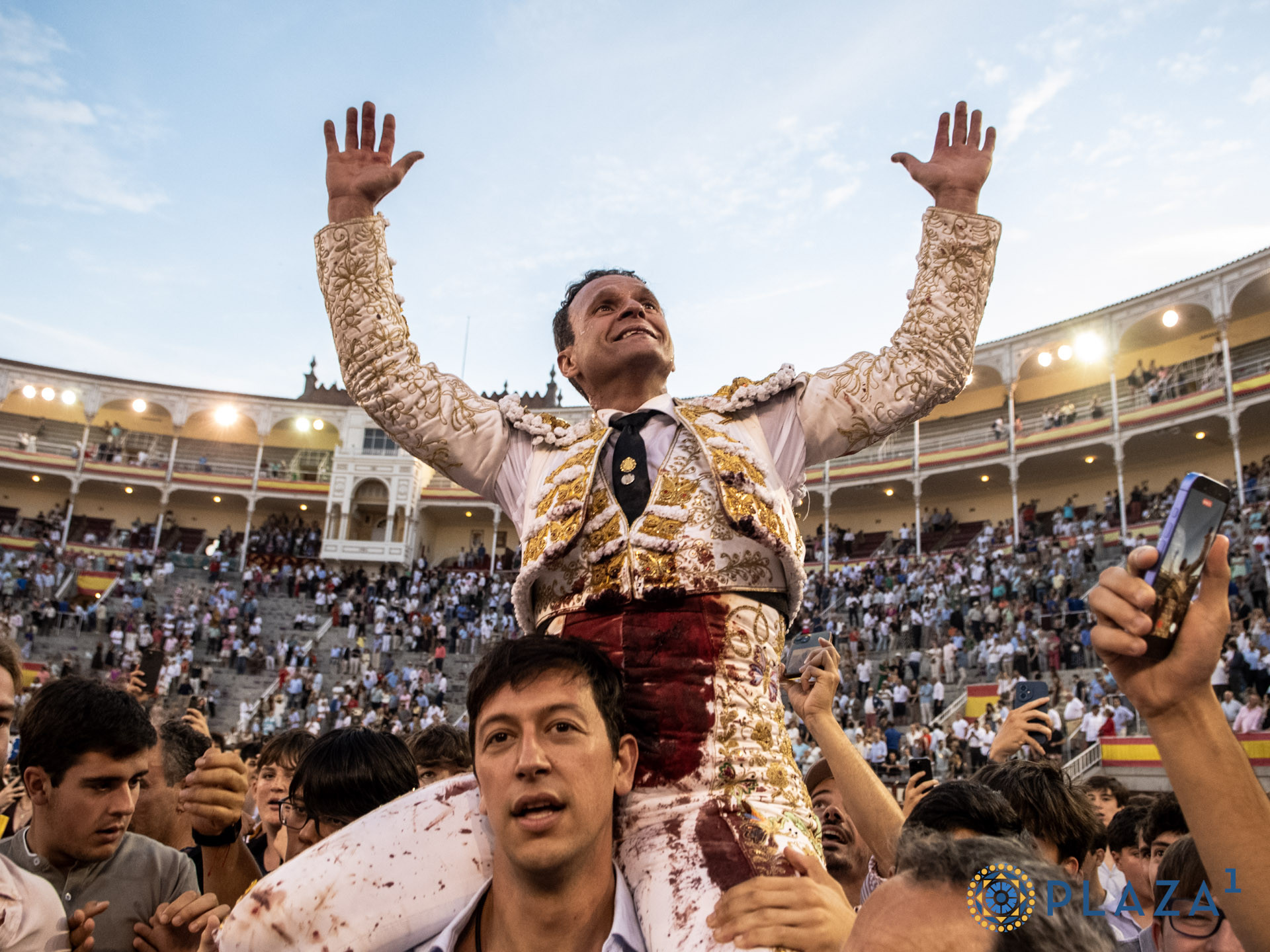 Diario Frontera, Frontera Digital,  Entretenimiento, ,El veterano diestro extremeño Antonio Ferrera salió a hombros al final de la corrida de este domingo de la feria de San Isidro, tras ofrecer dos caras muy distintas de su toreo con los dos toros de más opciones de un muy desigual encierro de Adolfo Martín,Desconcertante salida a hombros de un Ferrera de dos caras, tras una cornada grave a Ureña