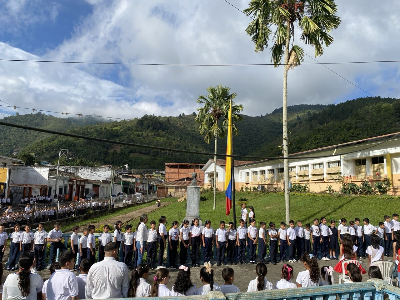 Diario Frontera, Frontera Digital,  Regionales, ,Durante el desarrollo del acto se llevó a cabo un colorido segmento histórico y cultural donde los estudiantes rindieron tributo al legado del insigne educador Félix Román Duque a través de poesías, frases y lecturas alusivas, cerrando con el tradicional canto de cumpleaños por parte de todos los asistentes,Con acto cívico y de corte patriótico la escuela "Félix Román Duque" en Zea 
culminó la celebración de su 73° aniversario