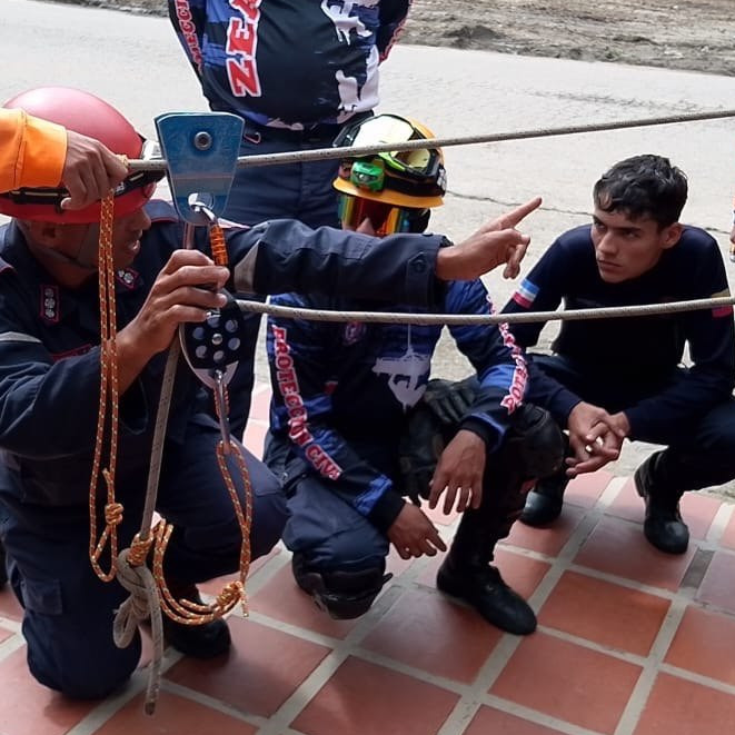 Diario Frontera, Frontera Digital,  Regionales, ,Funcionarios de Protección Civil Zea se capacitan en manejo de cuerdas y rescate vertical en Guaraque