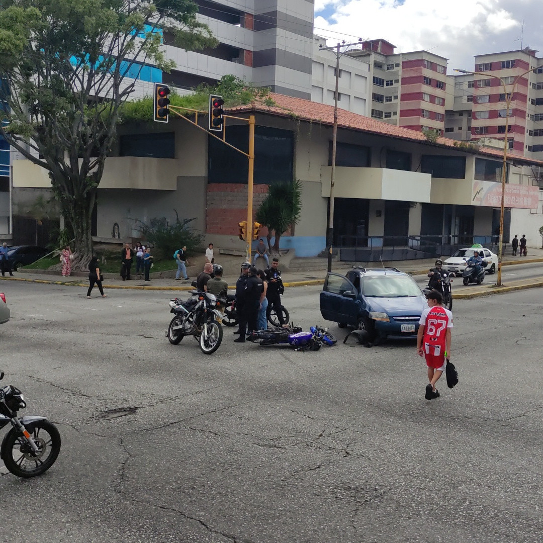 Diario Frontera, Frontera Digital,  Sucesos, ,Imprudencia vial casi le cuesta la vida a un motorizado en avenida Urdaneta Mérida