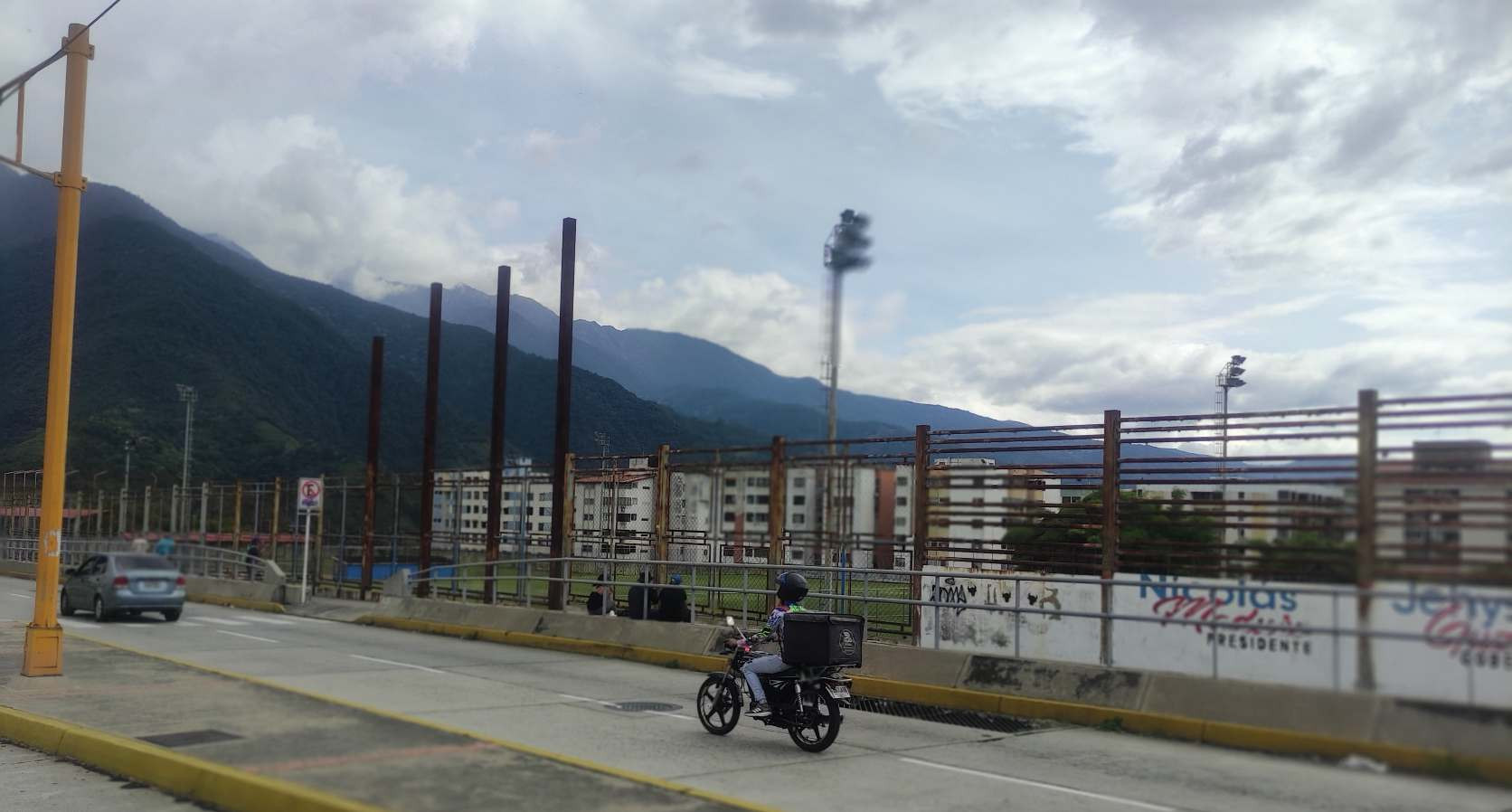Diario Frontera, Frontera Digital,  Regionales, ,El grado de corrosión y el óxido expuesto no solo configuran un panorama que desluce la infraestructura urbana frente a un recinto deportivo tan emblemático como el estadio Lourdes, sino que además denotan una preocupante carencia de políticas continuas de preservación,Exigen la recuperación de rejas y barandas de la calle 26 frente al estadio Lourdes de Mérida