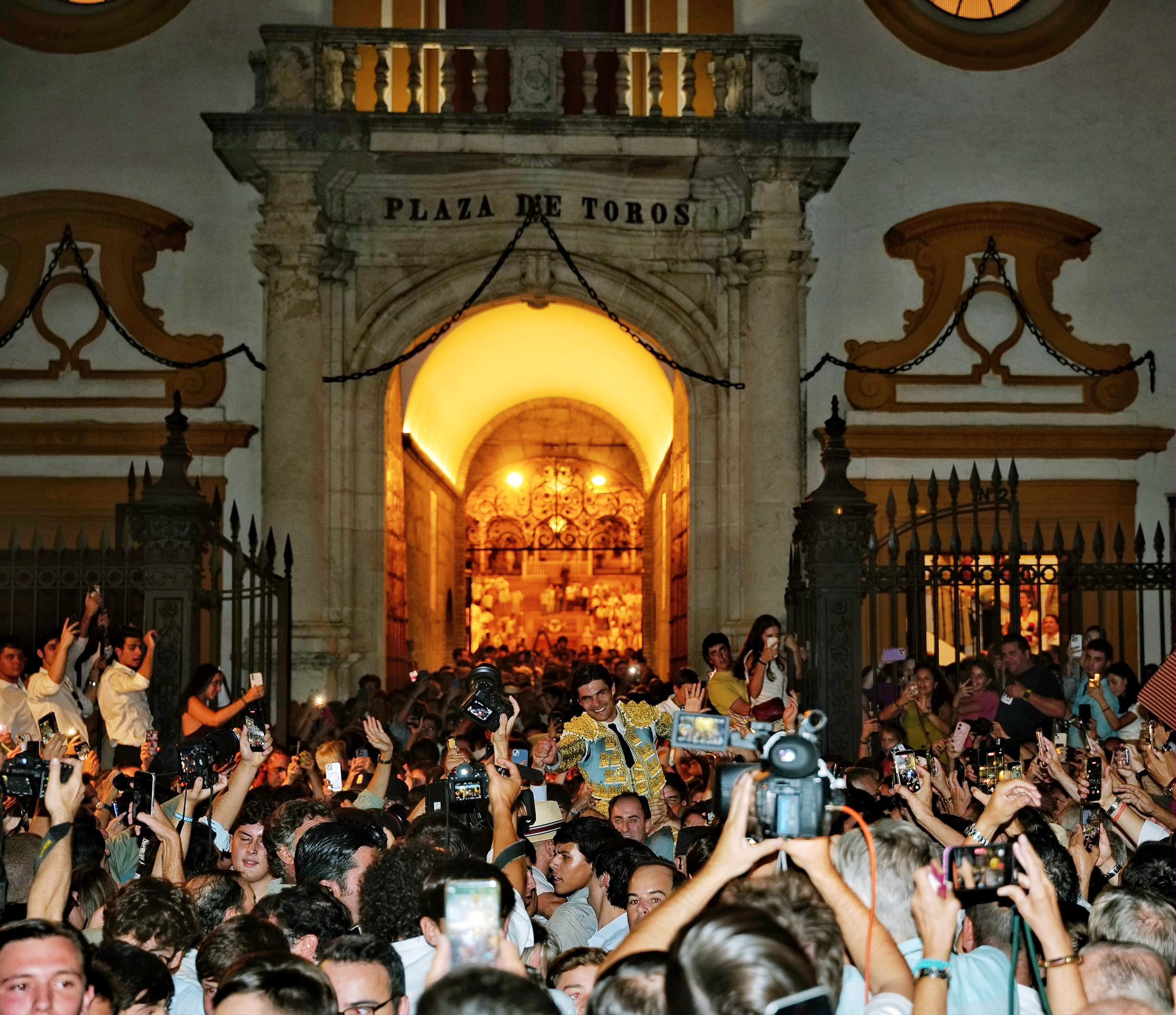 Diario Frontera, Frontera Digital,  Entretenimiento, ,. Y como Pablo es rociero de Triana, seguro que entre Sevilla y el cielo hubo también un camino de arena y marismas por el que llevar aquellas tres orejas hasta las plantas de la Virgen del Rocío,Monumento a la naturalidad de Pablo Aguado en Sevilla