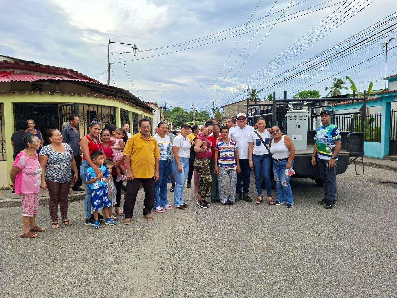 Diario Frontera, Frontera Digital,  El Vigía Panamericana, ,Cabe destacar que, aunque el sistema eléctrico no es una competencia directa del gobierno municipal, los residentes expresaron su agradecimiento al alcalde Lisandro Segura por su capacidad de respuesta inmediata y por la inversión realizada,Gobierno de Lisandro Segura entregó transformador de 50 kva a la comunidad 12 de Octubre