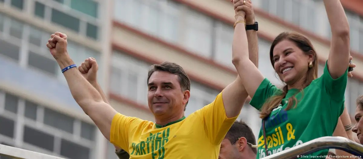 Diario Frontera, Frontera Digital,  Internacionales, ,El candidato presidencial opositor Flavio Bolsonaro y su esposa Fernanda saludan a sus seguidores en un mitin de campaña en Río de Janeiro, Brasil. (Archivo 16.08.2026),Flávio Bolsonaro sigue acortando distancia a Lula en sondeos