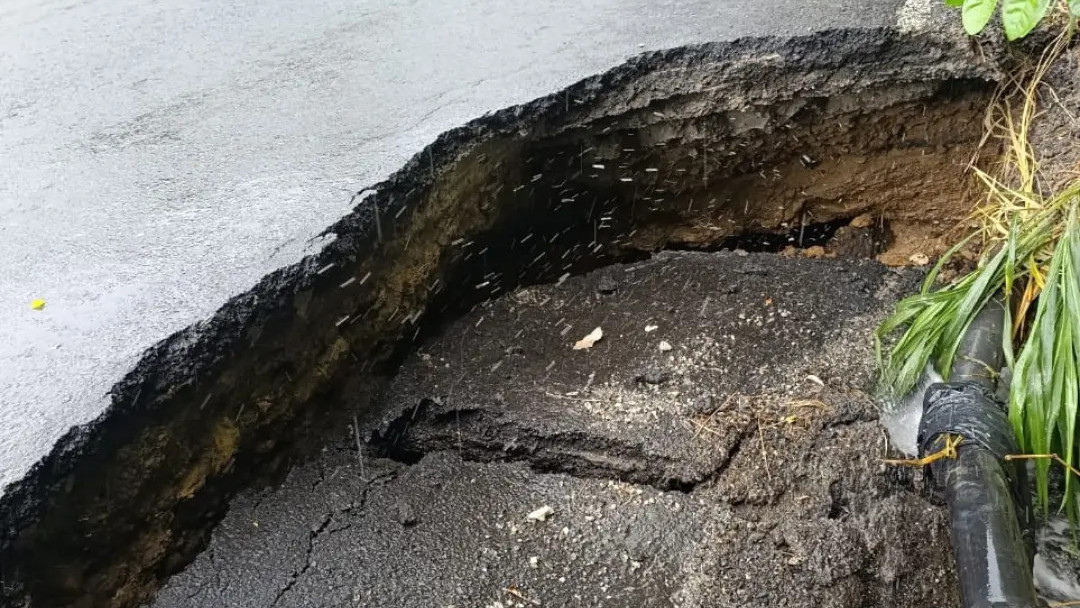 https://fronteradigital.com.ve/test.fronteradigital.com.ve/Se cayó un pedazo de carretera en vía La Blanca - Prado hermoso en El Vigía